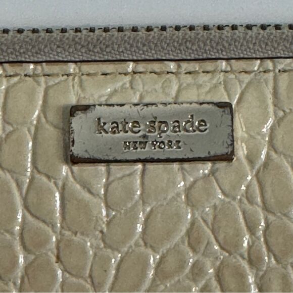 Kate Spade Knightsbridge Large Travel Wallet Ivory Embossed Leather - Picture 3 of 8